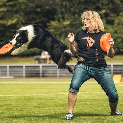 Flying Frisbee Dogs Cologne (1)